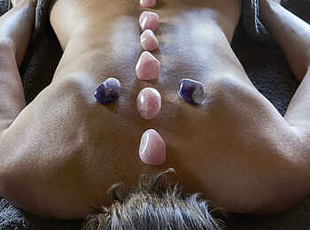 Legendary Mwiba Lodge: Anwendung mit Halbedelsteinen Legendary Mwiba Lodge: Anwendung mit Halbedelsteinen