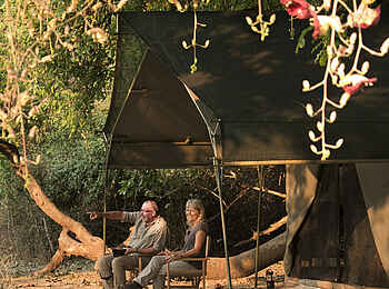 Mapazi Camp: Unter dem Zeltvordach