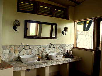 Volcanoes Kyambura Gorge Lodge: Doppelwaschtisch Volcanoes Kyambura Gorge Lodge: Doppelwaschtisch
