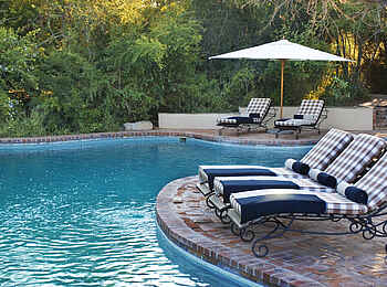 &Beyond Ngala Safari Lodge: Liegen am Pool