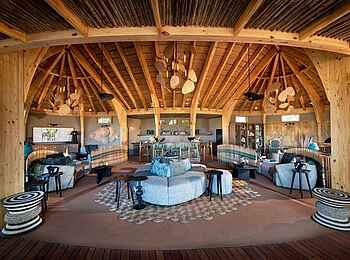 Camp Tawana: Lounge im Zentralbereich Camp Tawana: Lounge im Zentralbereich