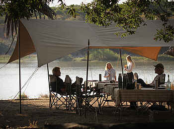 Charlie Ugalla Safari Camp: Frühstück am Fluß