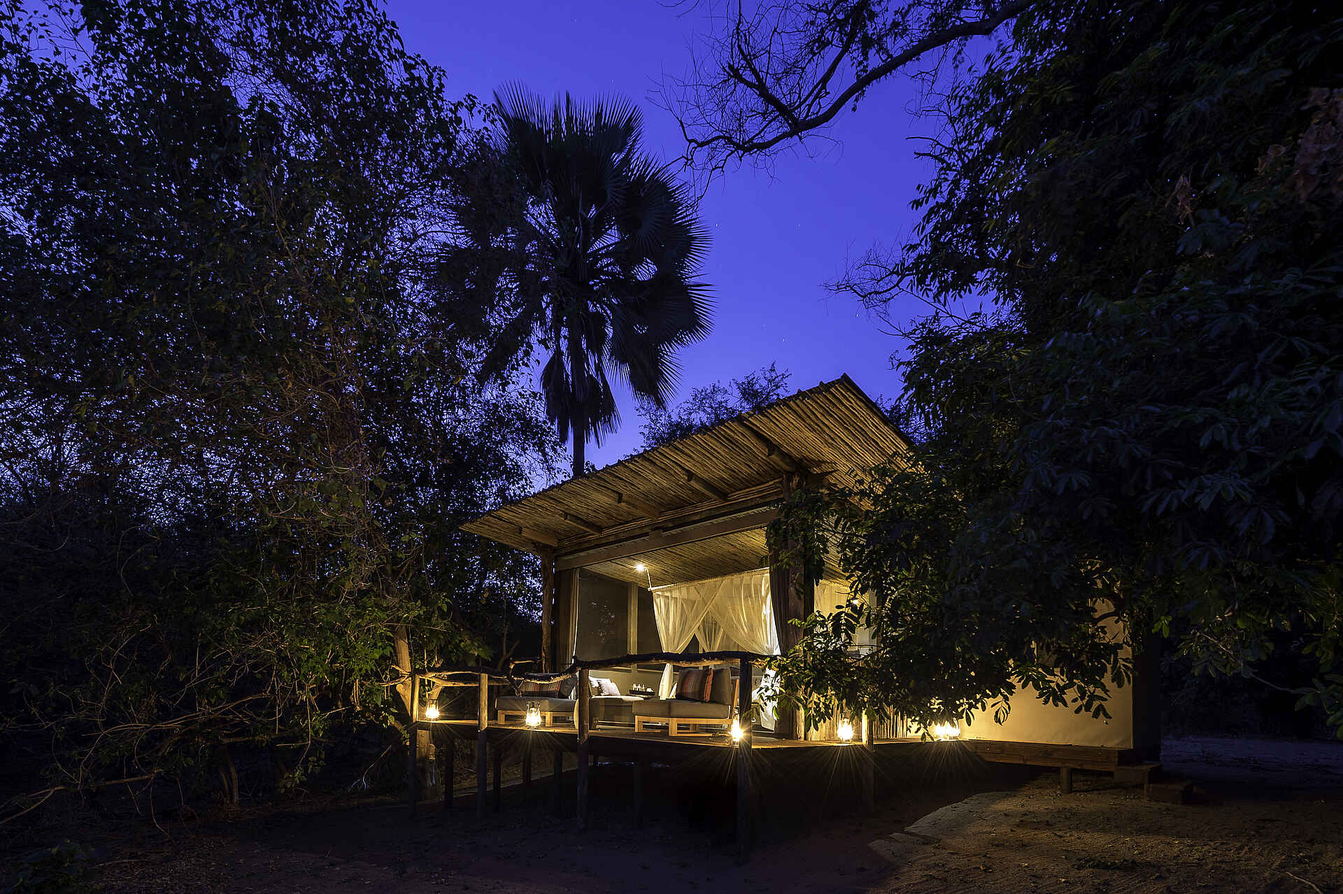 Little Ruckomechi Camp: Abendbeleuchtung in einem Gästezelt Little Ruckomechi Camp, Mana Pools National Park, Sambesi, Wilderness Safaris, Abendstimmung, Gästezelt, Afrikarma, Afrikarma Safaris, Afrikarma Safaris - Wildnis. Hautnah., Afrikarma.de