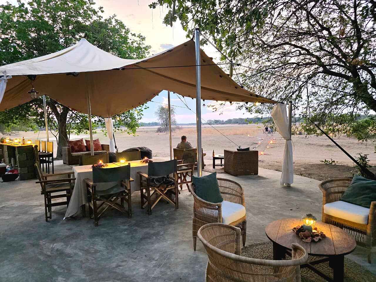 Luambe Horizons Camp: Der Zentralbereich mit Restaurant und Bar