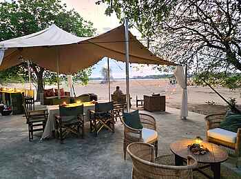 Luambe Horizons Camp: Der Zentralbereich mit Restaurant und Bar