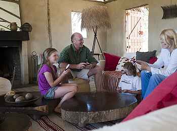 Mkombes House Lamai: Familie in der Lounge