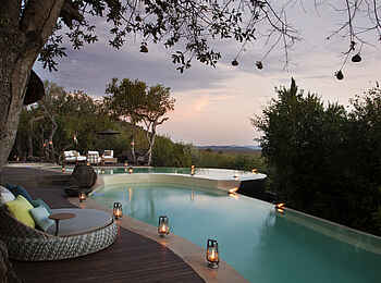 Molori Safari Lodge: Pooldeck in der Main Area bei Sonnenuntergang