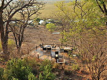 Muchenje Safari Lodge: Deck am Steilhang