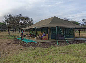 Naona Moru Camp: Außenansicht vom Speisezelt