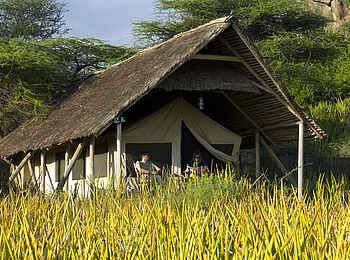 Olduvai Camp: Gäste vor ihrem Chalet