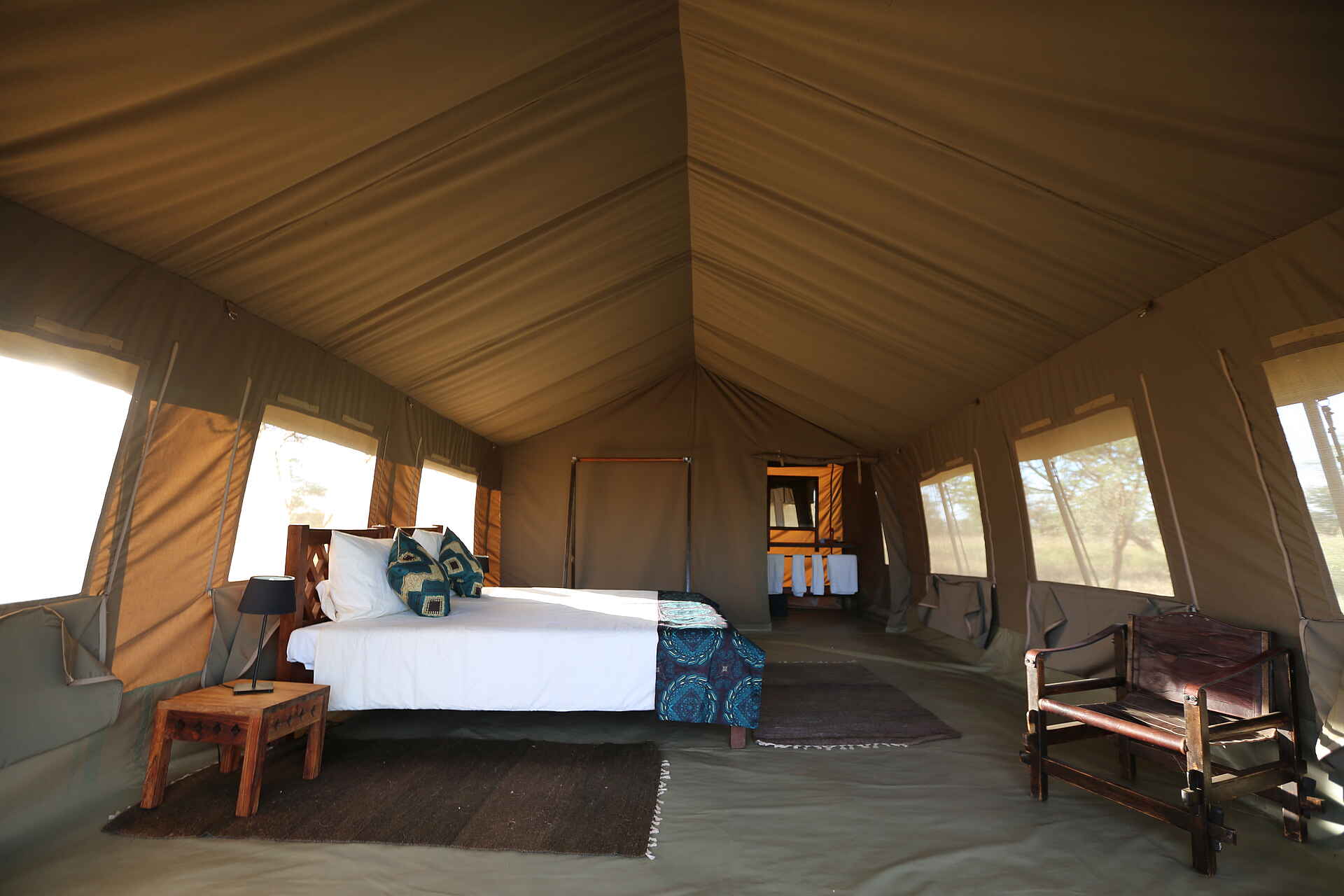 Ronjo Camp: Doppelbett mit Blick zum Bad Ronjo Camp, Serengeti, Tanganyika Expeditions, Doppelbett, Gästebad, Gästezelt, Afrikarma, Afrikarma Safaris, Afrikarma Safaris - Wildnis. Hautnah., Afrikarma.de