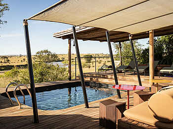 Singita Mara River Tented Camp: Auf dem Pooldeck Singita Mara River Tented Camp: Auf dem Pooldeck