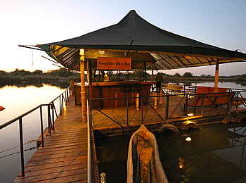 Taranga Safari Lodge: Bar am Okavango