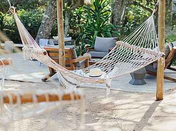 Thonga Beach Lodge: Hängematten und Liegen am Pool Thonga Beach Lodge: Hängematten und Liegen am Pool