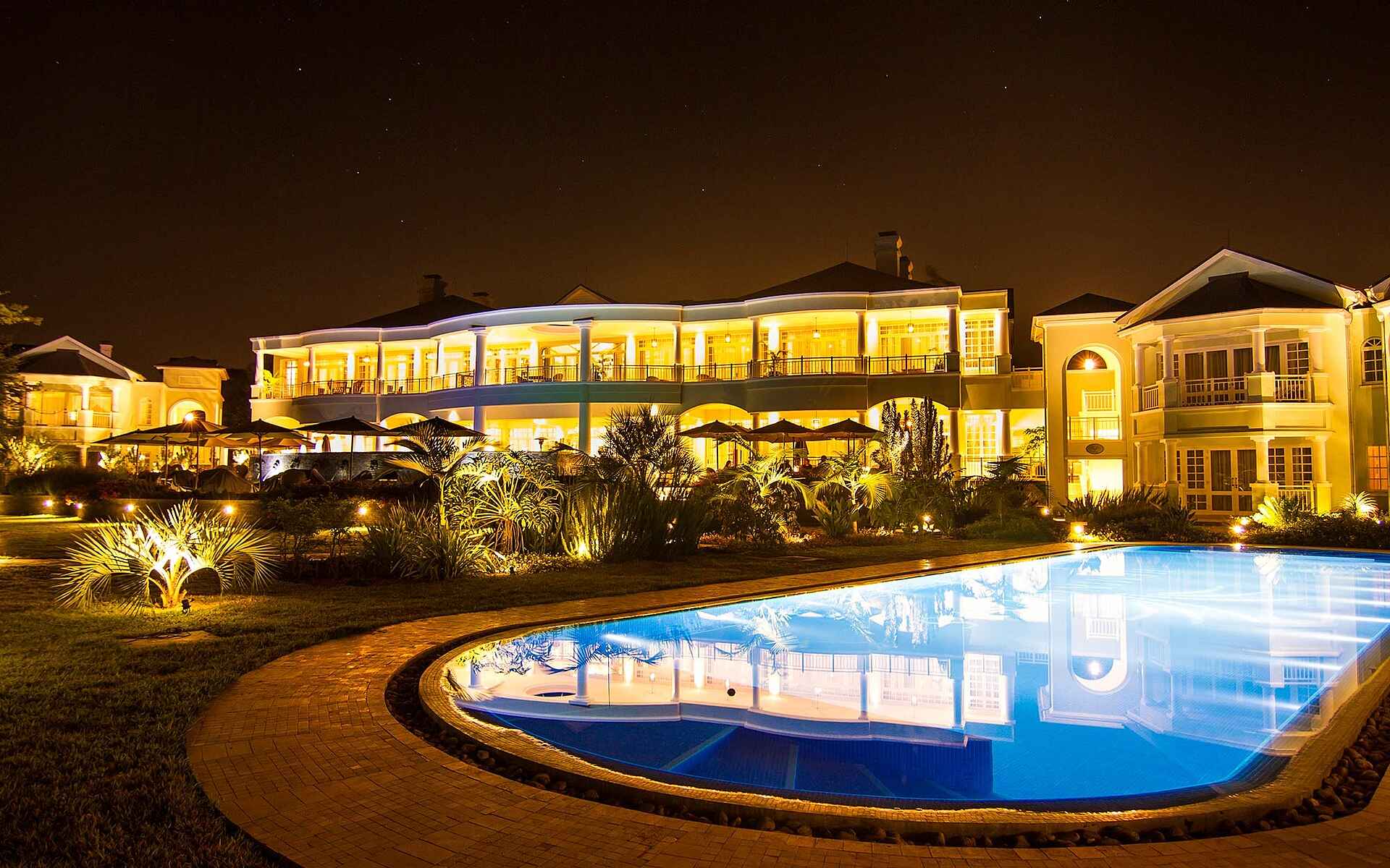 Hemingways Nairobi: Pool bei Nacht