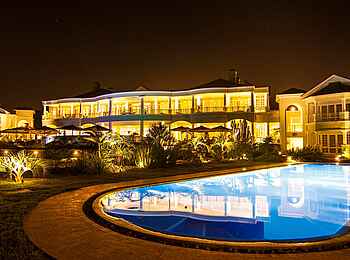 Hemingways Nairobi: Pool bei Nacht Hemingways Nairobi: Pool bei Nacht