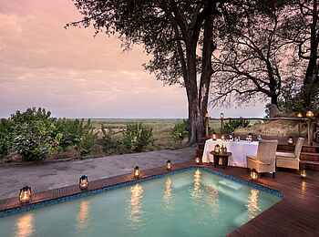 Linyanti Bush Camp: Swimmingpool mit Laternen Linyanti Bush Camp: Swimmingpool mit Laternen