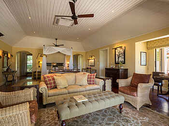 MalaMala Rattrays Camp: Lounge und Doppelbett der Gästevilla MalaMala Rattrays Camp: Lounge und Doppelbett der Gästevilla