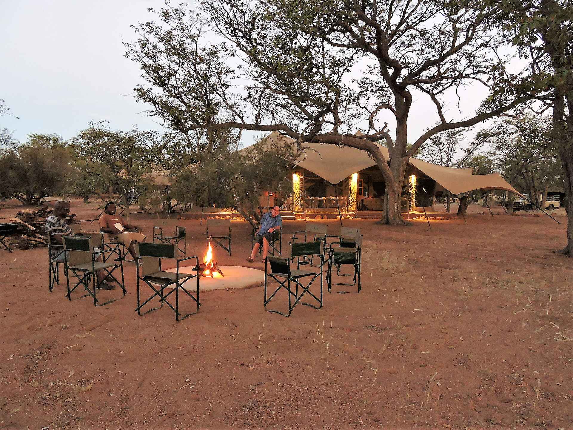 Malansrus Tented Camp: Feuerstelle als sozialer Treffpunkt Malansrus Tented Camp: Feuerstelle als sozialer Treffpunkt