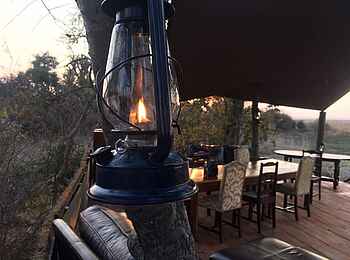 Ntemwa Busanga Bushcamp: Holzdeck in der Abenddämmerung