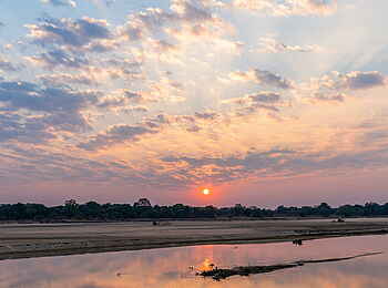 Time + Tide Nsolo: Sonnenuntergang über den Luangwa