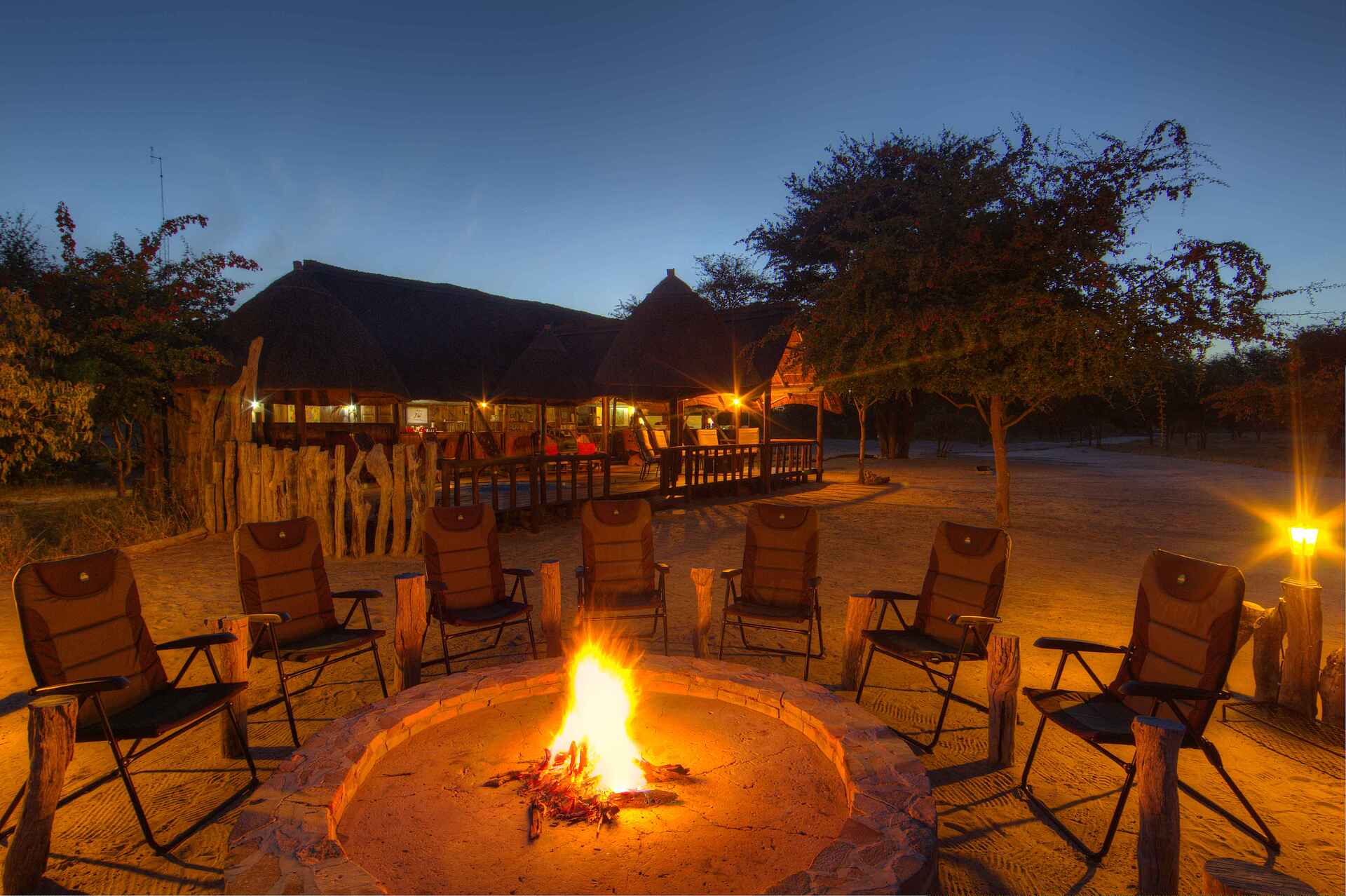 dinaka lodge, dinaka safari lodge, boma, lagerfeuer, main area