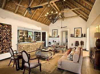 Dulini River Lodge: Bar und Lounge im Hauptgebäude