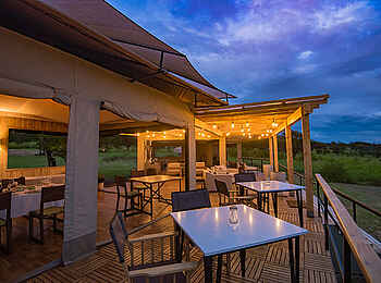 Dunia Camp: Terrasse am Abend Dunia Camp: Terrasse am Abend