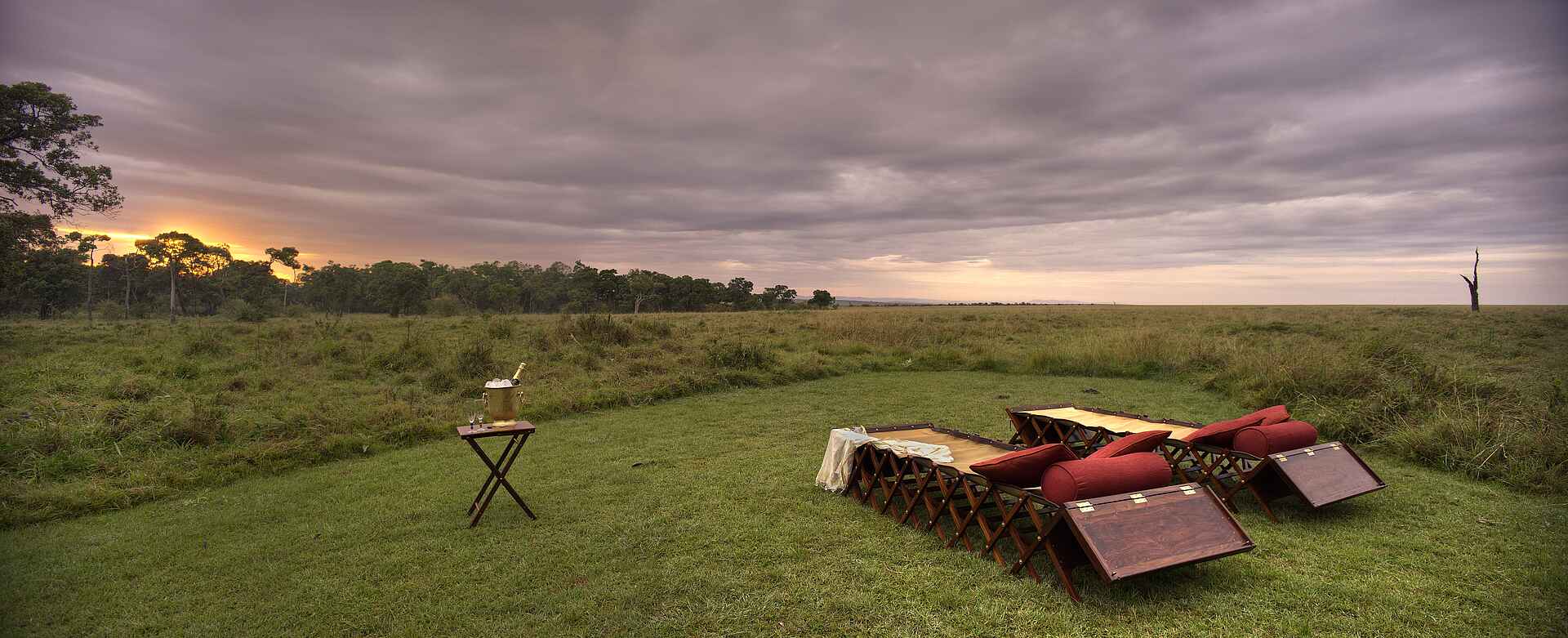 Elephant Pepper Camp: Den Tag ausklingen lassen afrikarma, afrikarma.de, Big Five, Cheli & Peacock, Cheli and Peacock, Elefant, Elephant Pepper, Elephant Pepper Camp, Fauna, Kenia, Kenya, Löwe, Löwenrudel, Maasai Mara, Mara, Masai Mara, Massai Mara, Migration, North Mara, North Mara Conservation, North Mara Schutzgebiet, Reise, Rift Valley, Rift Valley District, Safari, Tierwanderung, www.afrikarma.de, Abend, Aktivitäten, Entspannung, Liege, Romantik, Stimmung, Sundowner