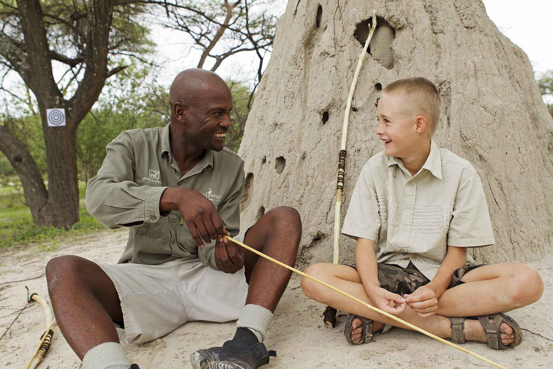 Footsteps Camp: Vor einem Termitenhügel