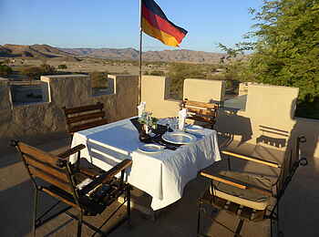 Fort Sesfontein: Auf den Türmen des Forts können Mahlzeiten serviert werden