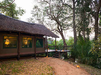 KaingU Safari Lodge: Zugang zu einem Gästechalet