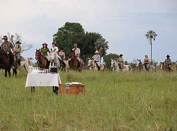 Macatoo Camp: Sundowner im Gras
