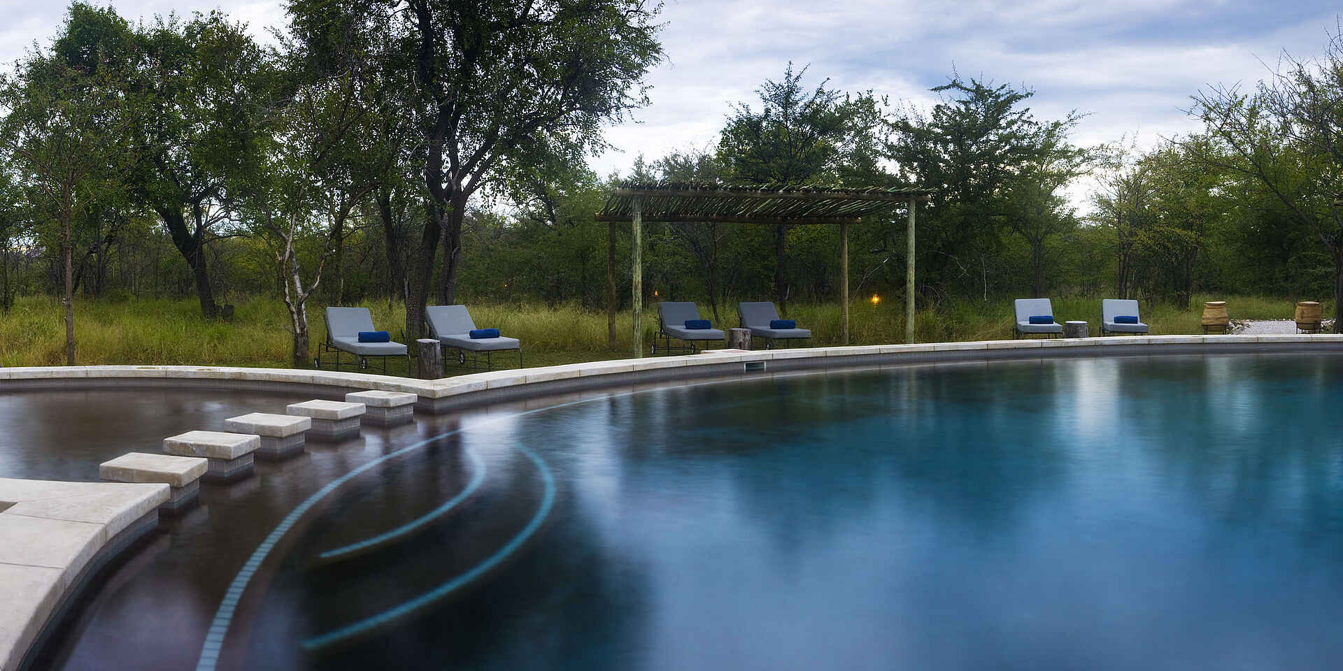 Abenteuer, Afrikarma, Big Five, Elefanten, Etosha, Etosha Nationalpark, Etosha Pfanne, Game Drives, Giraffen, Lindequist Gate, Löwen, Marc Pampe, Mariza Pampe, Mushara, Mushara Bush Camp, Mushara Collection, Mushara Reserve, Namibia, Natur, Nordnamibia, Pampe Family, Safari, Self Drive, Wildnis, Tsumeb, Garten, Kinderfreundlichkeit, Swimmingpool, afrikarma.de