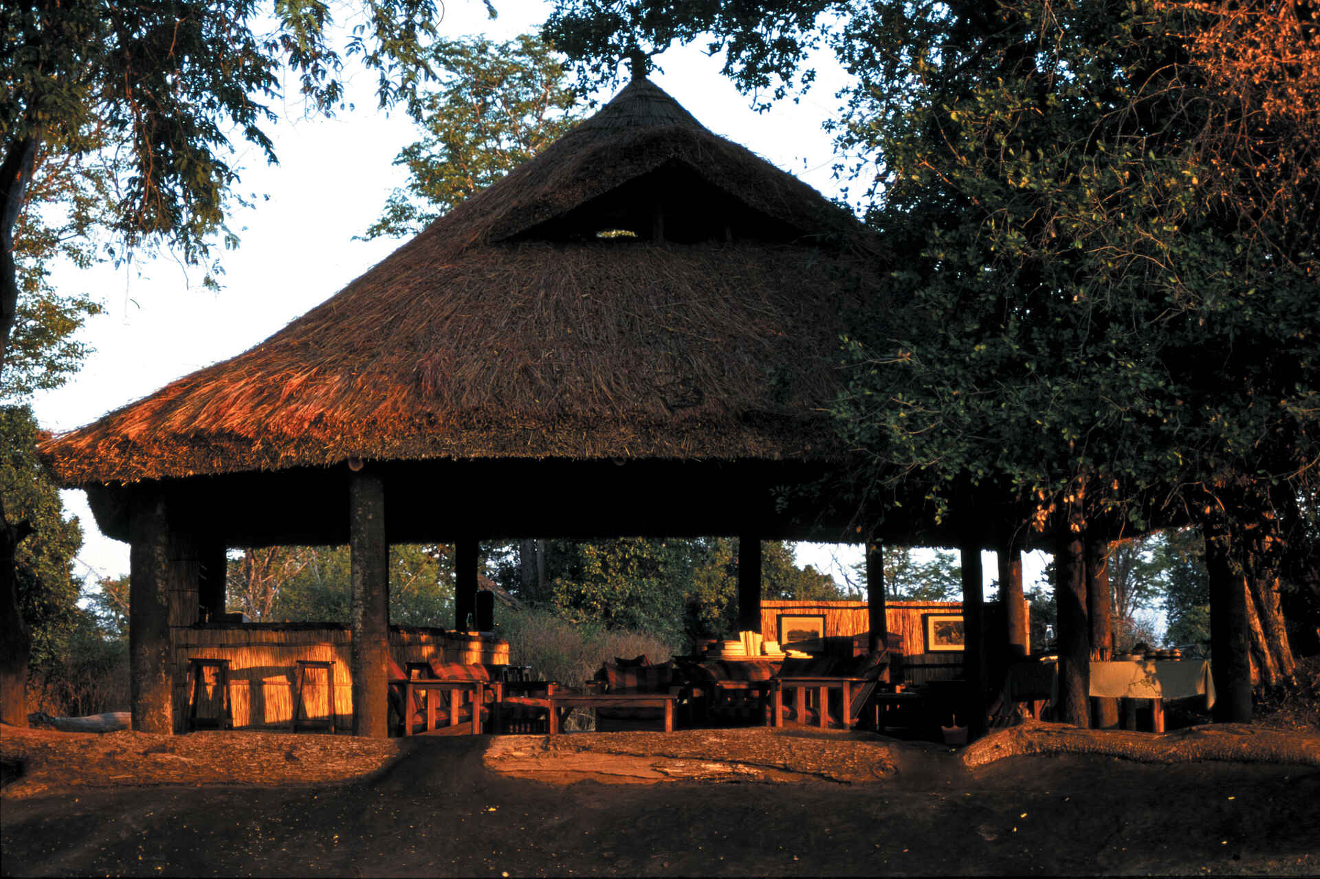 Camp, Gästechalet, Luangwa River, Nsefu Camp, Robin Pope Safaris, RPS, South Luangwa National Park, Hauptgebäude, Lounge, afrikarma, afrikarma.de, Robin Pope