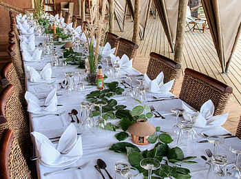 Okuti Camp: Festliches Essen