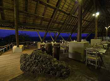 Ongava Lodge: Deck und Speisesaal Ongava Lodge: Deck und Speisesaal
