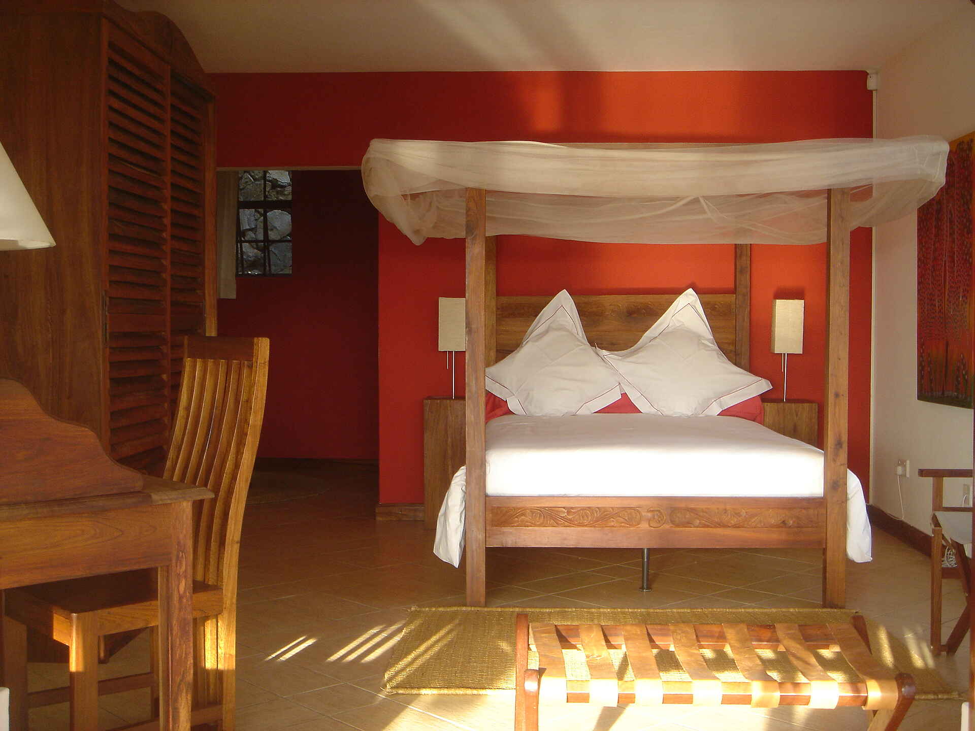 Arusha, Arusha National Park, Kilimanjaro National Park, Mount Meru, Onsea House, Onsea House Tanzania Limited, Tansania, Tanzania, Themi Hill, Doppelbett, Giraffensuite, Himmelbett, Schlafzimmer, Schreibtisch, Afrikarma, Afrikarma Safaris, Afrikarma Safaris – Wildnis. Hautnah., afrikarma.de