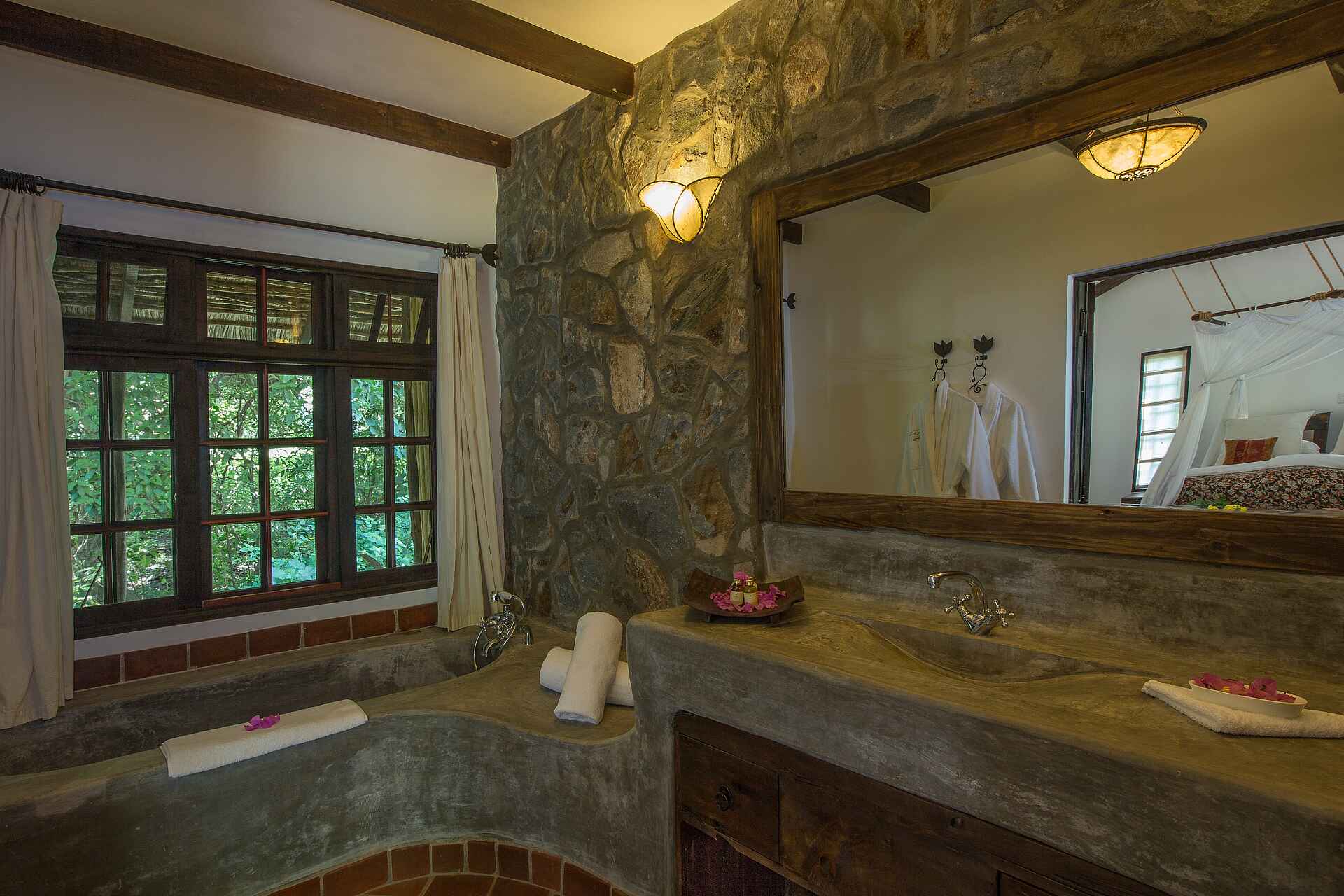 Arusha, Arusha Nationalpark, Rivertrees, Rivertrees Country Inn, Ambient, Bad, Badezimmer, Design, Einrichtung, Gartenzimmer, Interior, Zimmer, Afrikarma, Afrikarma Safaris, Afrikarma Safaris - Wildnis. Hautnah., afrikarma.de