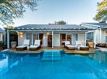 Shongwe Samanzi Lodge: Blick auf die Terrasse