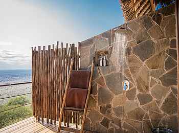 Soroi Lions Bluff Lodge: Außendusche