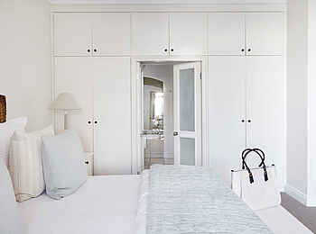 The Plettenberg: Schlafzimmer mit Schrank in der Lookout Villa