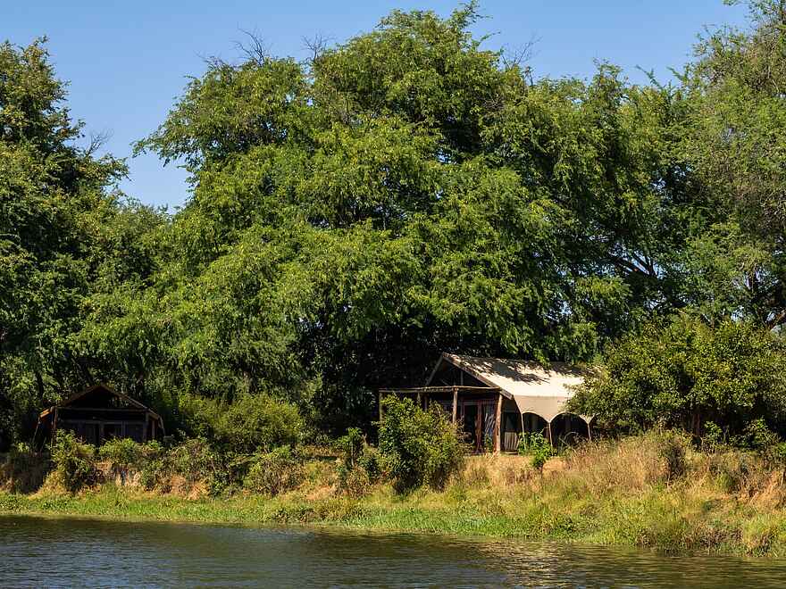 Time + Tide Chongwe Camp: Gästeunterkunft am Fluss Time + Tide Chongwe Camp: Gästeunterkunft am Fluss