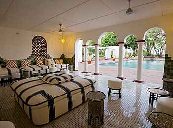 Victoria Falls Hotel: Lounge am Pool