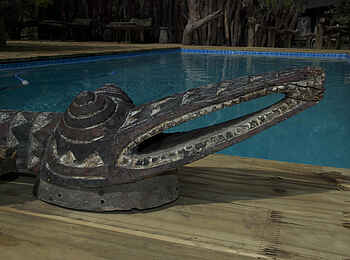 Xakanaxa Camp: Krokodil-Skulptur