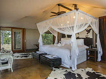 Camp Kuzuma: Doppelbett mit Deckenventilator Camp Kuzuma: Doppelbett mit Deckenventilator