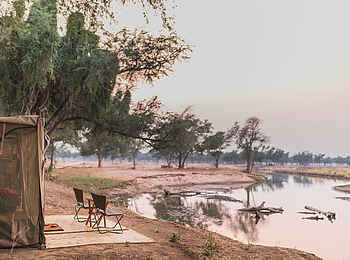 Kutali Flycamp: Uferlage eines Gästezeltes Kutali Flycamp: Uferlage eines Gästezeltes