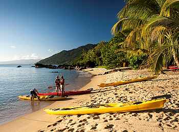Masoala Forest Lodge: Kanus am Strand Masoala Forest Lodge: Kanus am Strand