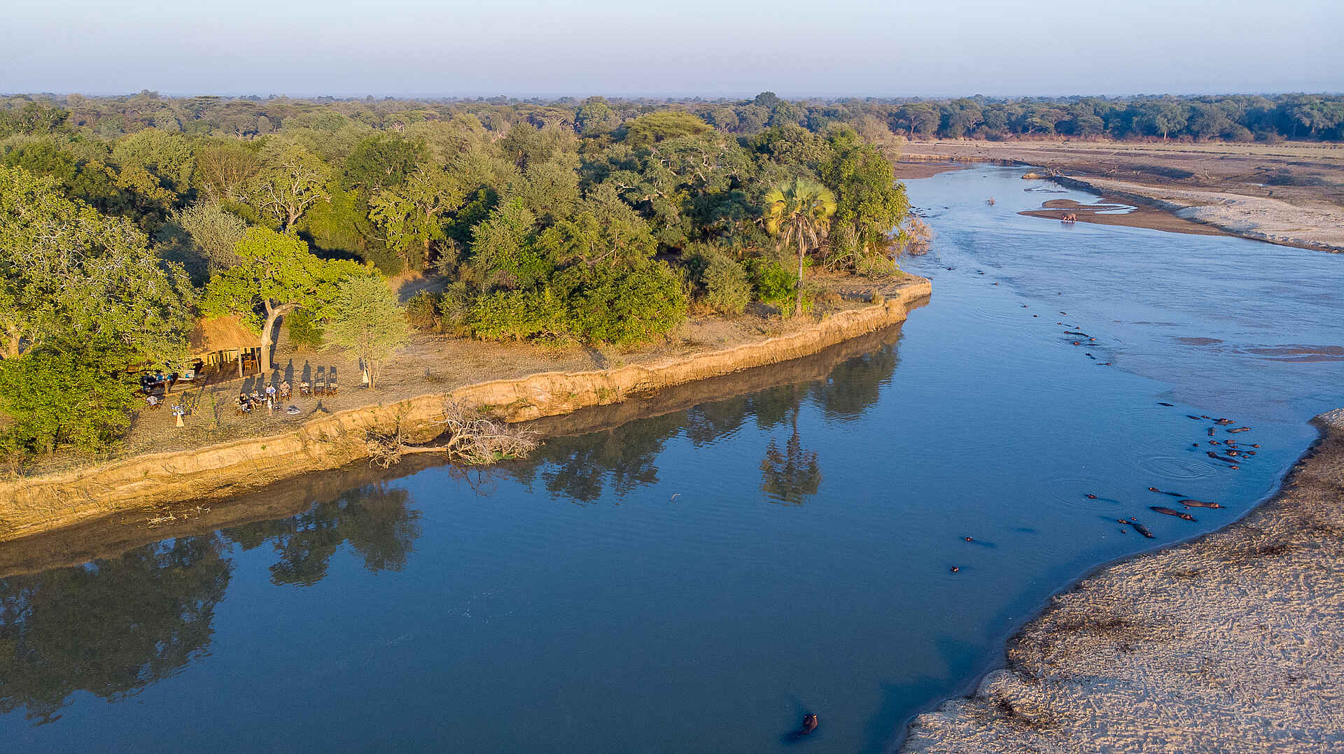 Bryan Jackson, Coppinger Family, John Coppinger, Luangwa River, Mwaleshi River, North Luangwa National Park, Remote Africa Safaris, Takwela Camp, Hauptgebäude, Landschaft, Luftbild, Sitenje, afrikarma, Afrikarma Safaris, Afrikarma Safaris. Wildnis. Hautnah., afrikarma.de