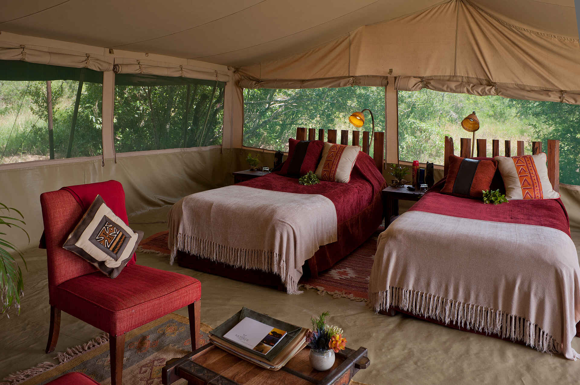 Kenia, Kicheche Camps, Kicheche Laikipia Camp, Laikipia-Plateau, Ol Pejeta Conservancy, Doppelbett, Einzelbett, Familienzelt, Fenster, Gästezelt, Sessel, Zeltsuite, Afrikarma, Afrikarma Safaris, Afrikarma Safaris – Wildnis. Hautnah., afrikarma.de